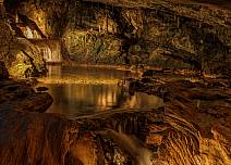 Eine weitere mystisch anmutende Kaverne mit Wasserfall. (bei Klick vergrösserte Ansicht Bild)