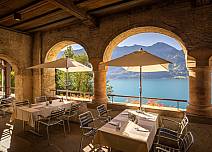 Der Aussenbereich des Restaurants bietet eine einmalige Sicht auf den Thunersee. (bei Klick vergrösserte Ansicht Bild)