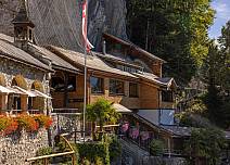 Das Restaurant sowie der Zugangsbereich mit technischen Einrichtungen und den sanitären Anlagen bei den Beatushöhlen. (bei Klick vergrösserte Ansicht Bild)