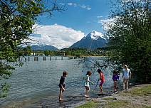 Spass für die ganze Familie ist auch am und im Wasser möglich, wie diese vor der imposanten Kulisse des Niesens spielenden Kinder am flachen Ufer des Thunersees zeigen. (bei Klick vergrösserte Ansicht Bild)