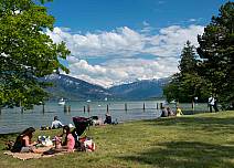 Im Bonstettenpark gehen Naturerlebnis und Erholung am Wasser Hand in Hand. Verbunden sind sie mit einem grandiosen Ausblick auf den Thunersee und die Alpen. (bei Klick vergrösserte Ansicht Bild)