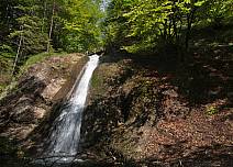 Kleiner Wasserfall: Immer wieder beeindruckt der Lauf des Choleregrabens, in dem sich das Wasser im Laufe der Zeit seine Bahn über Stock und Stein bahnte. (bei Klick vergrösserte Ansicht Bild)