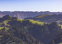 Herrliche Aussichten: Über die markanten Hügelgebiete des Emmentals erheben sich die Schrattenflue mit Hengst und Schibengütsch in den Himmel. (bei Klick vergrösserte Ansicht Bild)