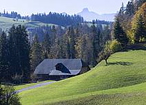 Wunderbare Fernsicht: Zwischen den Hügeln mit den typischen Emmentaler Bauernhäusern ist in der Ferne das Stockhorn zu sehen. (bei Klick vergrösserte Ansicht Bild)