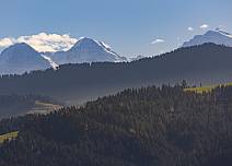 Majestätisch erheben sich Eiger, Mönch und Jungfrau über die dunklen Wälder des Emmentals. (bei Klick vergrösserte Ansicht Bild)