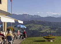 Einen Marschhalt wert: das Restaurant Chuderhüsi bietet nicht nur Speis und Trank, sondern auch eine einmalige Aussicht auf das Emmental und die Alpen. (bei Klick vergrösserte Ansicht Bild)