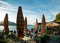 Dolce Vita am Thunersee: Das Restaurant Beatenbucht gegenüber der Talstation der Drahtseilbahn nach Beatenberg. (bei Klick vergrösserte Ansicht Bild)
