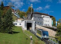 Die Bergstation der Drahtseilbahn Beatenberg ist gleichzeitig die Talstation der Umlaufbahn auf das Niederhorn. (bei Klick vergrösserte Ansicht Bild)