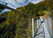 Ungewohntes Terrain: Die aufsteigende Einseilhängebrücke oberhalb von Sundlauenen. (bei Klick vergrösserte Ansicht Bild)